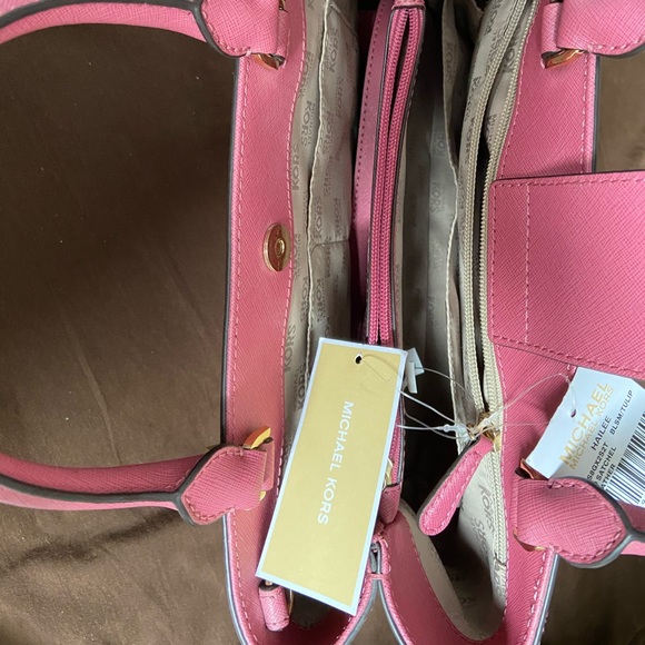 MK satchel - Picture 2 of 3